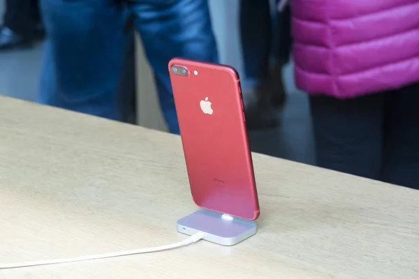 Специальная Красная Версия Смартфона Iphone Представлена Магазине Apple Store Шанхае — стоковое фото
