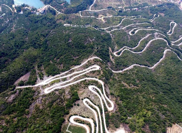 Letecký Pohled Klikatým Horské Silnici Vedoucí Čajové Plantáže Chengqiao Vesnici — Stock fotografie
