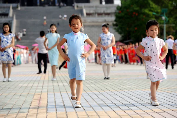 女性現在チャイナ ドレス 伝統的な中国の女性のドレスとしても知られている Qipao 永吉街 北西中国の山西省 2017 Guanque の塔の前で — ストック写真