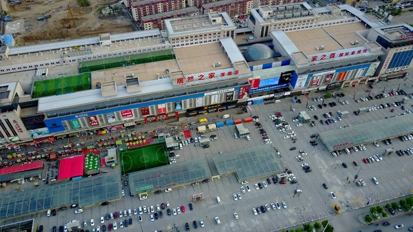 2017 日の中国北東部の遼寧省瀋陽市のショッピング モールによって建てられた つの屋上サッカー場空撮 — ストック写真