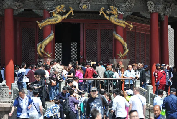 Tourists Crowd Mukden Palace Also Known Shenyang Imperial Palace Labor — Stock Photo, Image
