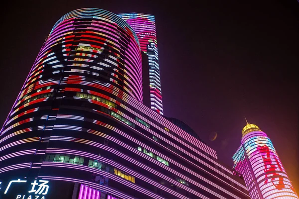 Edificios Gran Altura Están Iluminados Con Luces Para Dar Bienvenida —  Fotos de Stock