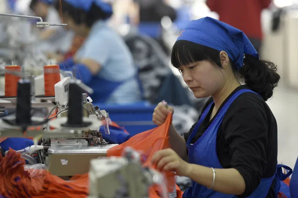 File Una Lavoratrice Cinese Cuce Vestiti Una Fabbrica Abbigliamento Nella — Foto Stock