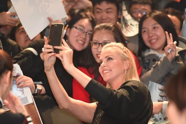 Actriz Estadounidense Charlize Theron Centro Toma Selfies Con Los Fans —  Fotos de Stock