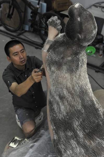 Xie Yong Profesör Xie Yong Shenyang Üniversitesi Bir Otter Heykel — Stok fotoğraf
