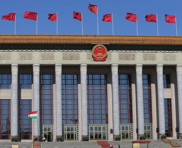 2017年5月13日 北京国際協力国際協力フォーラムに先駆けて 人民大会堂に赤旗が飛び散る — ストック写真