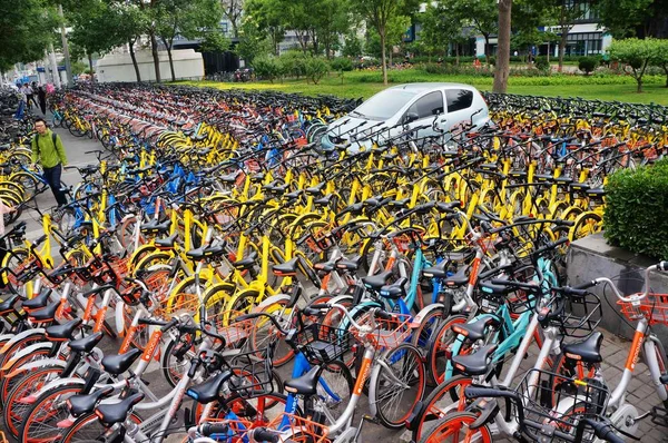 Ένα Αυτοκίνητο Είναι Αποκλεισμένη Στο Από Εκατοντάδες Ποδήλατα Κινεζική Ποδήλατο — Φωτογραφία Αρχείου