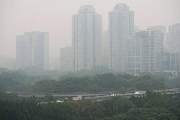 Wysokie Budynki Drapacze Chmur Postrzegane Niejasno Ciężkich Smog Mieście Shenzhen — Zdjęcie stockowe
