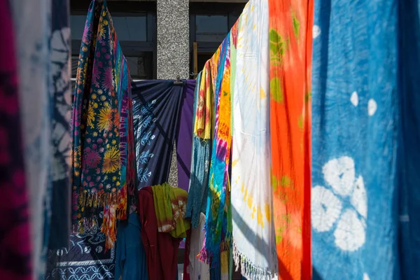 Las Telas Teñidas Cuelgan Bastidores Sol Para Secarse Después Que — Foto de Stock