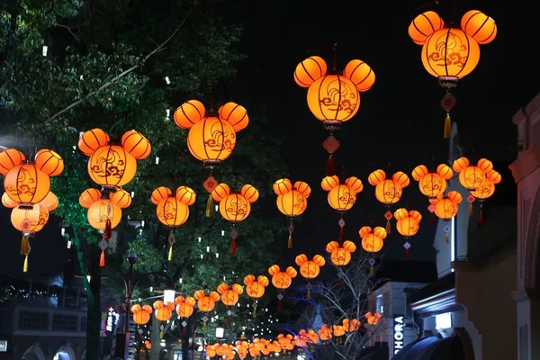 Lanternas Forma Rato Mickey São Penduradas Nas Ruas Disneylândia Xangai — Fotografia de Stock