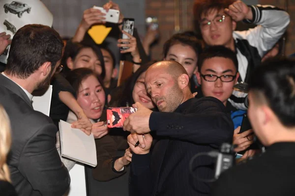 Американський Актор Джейсон Стетхем Центрі Займає Selfies Вентиляторами Червоний Килим — стокове фото