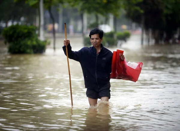 Local Resident Walks Flooded Road Caused Heavy Rainstorms Guangzhou City — Stock Photo, Image