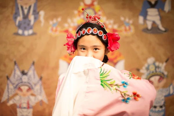 Een Leerling Van Jilin Basis School Gekleed Uitgebreide Peking Opera — Stockfoto