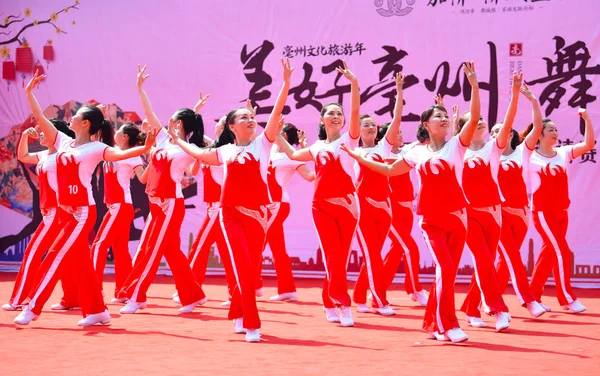 2017年5月2日 来自全国28支球队的选手在中国东部安徽省博州市举行的一场比赛中表演广场舞蹈 — 图库照片