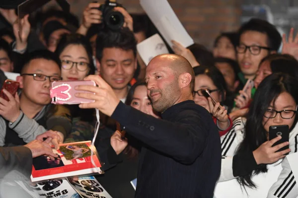 English Actor Jason Statham Center Takes Selfies Fans Red Carpet — Stock Photo, Image