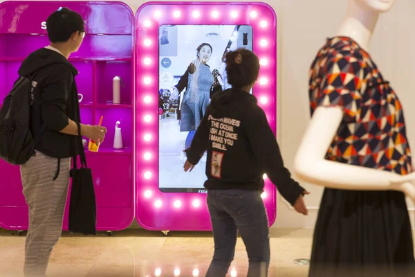 Una Mujer Prueba Ropa Usando Probador Virtual Centro Comercial Nanjing —  Fotos de Stock