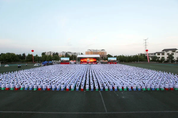 在成都铁路卫生学校成立50周年暨国际护士节的庆祝活动中 大约3000名身着护士制服的中国女学生列在凳子上 — 图库照片