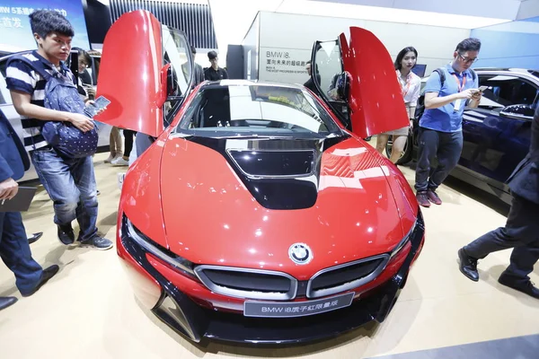 Visitors Look Bmw Protonic Red Edition Display 15Th China Guangzhou — Stock Photo, Image