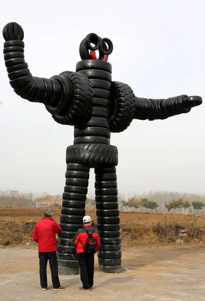 Відвідувачі Дивляться Шину Скульптурі Парку Скульптури Парк Zaozhuang Місто Схід — стокове фото