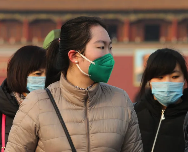 Toeristen Dragen Gezichtsmasker Bezoek Tiananmen Square Smog Peking China Januari — Stockfoto