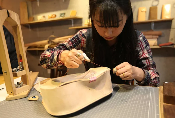 Kínai Craftswoman Egy Yiyang Teszi Bőr Termék Stúdió Város Északnyugat — Stock Fotó