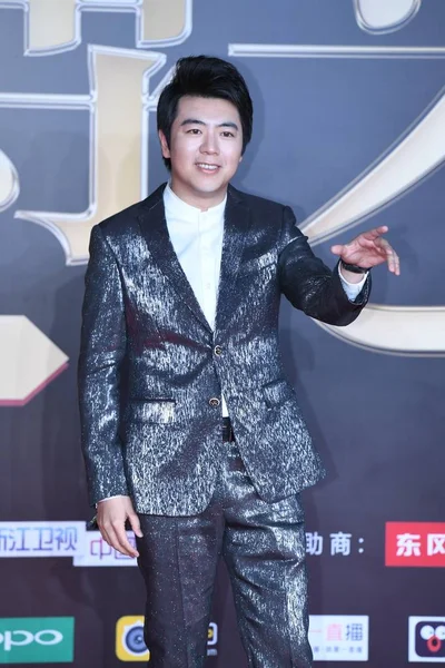 中国钢琴家郎朗在2017年1月16日于中国北京举行的2016年微博颁奖仪式上登上红地毯 — 图库照片