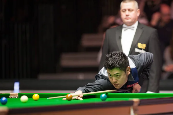 Liang Wenbo China Juega Tiro Ronnie Sullivan Inglaterra Partido Primera — Foto de Stock