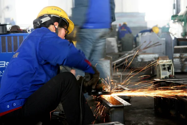 2017年5月15日 中国江苏省南通市一家工厂的中国工人加工钢铁产品 — 图库照片