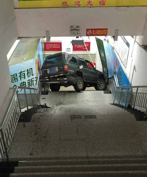 Внедорожник Изображен Лестнице Подземного Супермаркета После Окунулся Застрял Городе Чанчунь — стоковое фото