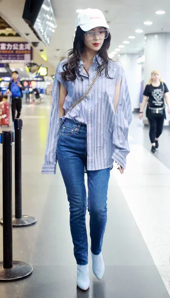 香港模特兼女演员安丹巴比于2017年5月14日在中国北京首都国际机场合影 Angelababy 穿着巴伦西亚加的垂直条纹裙子 Re变牛仔裤 Stuart Weitzman 并携带迪奥手提包 — 图库照片