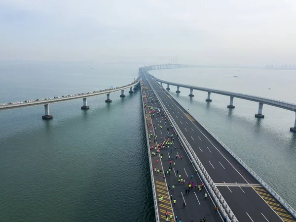 Participants Compete World First Marathon Sea Jiaozhou Bay Bridge Qingdao — Stock Photo, Image