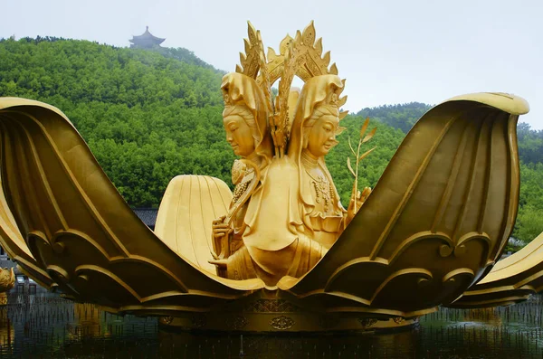 Trzy Stronne Złoty Posąg Kwan Nanhai Yin Znany Również Jako — Zdjęcie stockowe