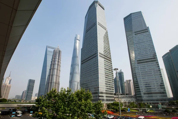 上海タワー 左の一番背が高い 最も高い左 上海世界金融センター 金茂タワー最も高い 番目の左と他の高層ビルと 浦東の陸家嘴金融地区の高層ビルの眺め — ストック写真