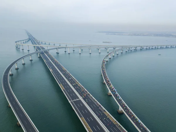 Résztvevők Versenyt Világ Első Maratoni Jiaozhou Bay Bridge Vagy Qingdao — Stock Fotó