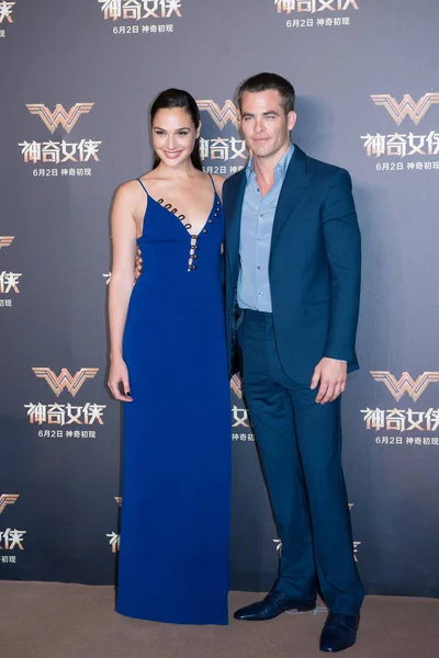 2017 日中国 上海市に ワンダーウーマン映画のプレミアで届くようイスラエルの女優とモデル ギャル Gadot と俳優クリス パインのポーズ — ストック写真