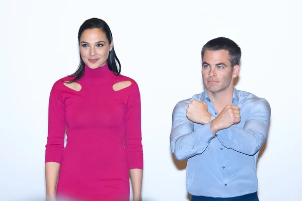 Izraeli Színésznő Modell Gal Gadot Balra Amerikai Színész Chris Pine — Stock Fotó