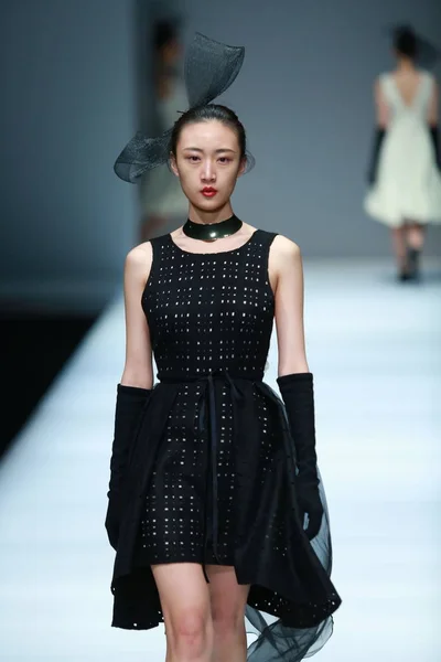 Modelo Exibe Uma Nova Criação Desfile Moda Pelo Designer Chinês — Fotografia de Stock