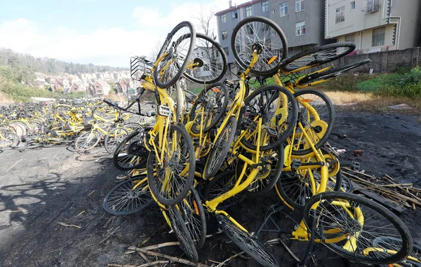 Fil Övergivna Cyklar Kinesiska Cykel Sharing Service Ofo Staplas Kunming — Stockfoto