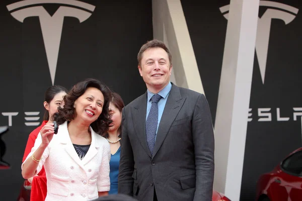 Генеральный Директор Tesla Илон Маск Справа Позирует Покупателем Электромобилей Tesla — стоковое фото