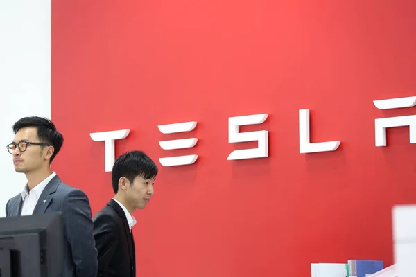 Les Employés Sont Vus Centre Vente Tesla Jinqiao Shanghai Chine — Photo