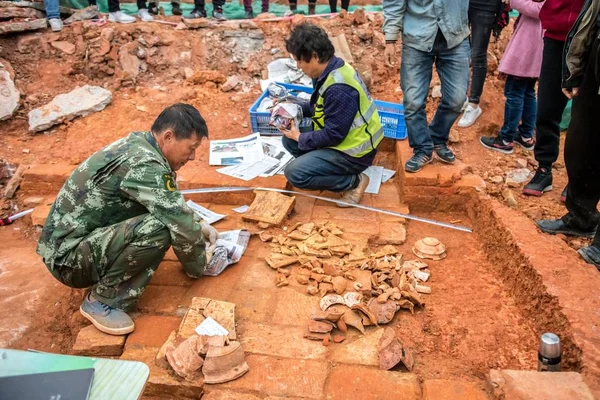 Археологи Проверяют Реликвии Найденные Древних Гробницах Относящихся Восточной Династии Хань — стоковое фото