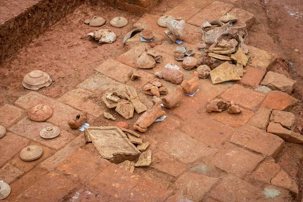 Vista Reliquias Desenterradas Antiguas Tumbas Que Datan Dinastía Han Oriental — Foto de Stock