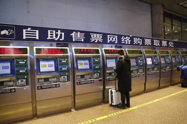 中国の乗客は 北京の北京西駅で Chunyun としても知られている春祭り旅行ラッシュのために彼の列車のチケットを買う 月2018 — ストック写真