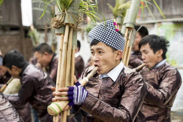 Chińczycy Miao Mniejszości Etnicznych Ubrani Tradycyjne Stroje Wykonać Lush Okazji — Zdjęcie stockowe