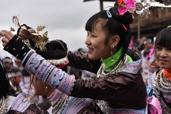 大唐村 Bingmei 従江県 凱里市 中国南西部の貴州省 2019 伝統的な新年の祭りを祝うために中国人伝統的な服に身を包んだ少数民族ミャオ族のダンスします — ストック写真