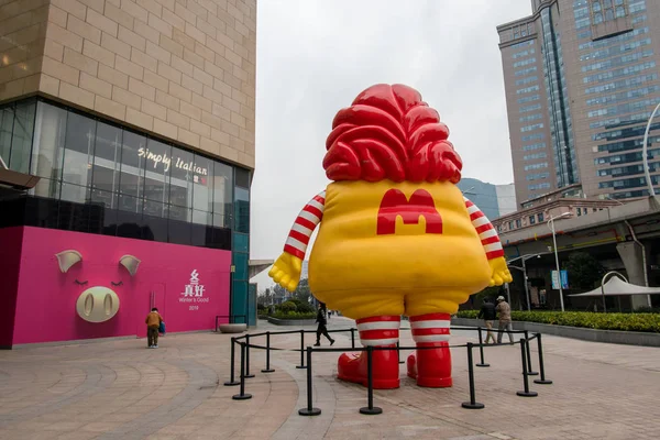 Une Sculpture Potelée Ronald Mcdonald Mètres Haut Est Exposée Dans — Photo