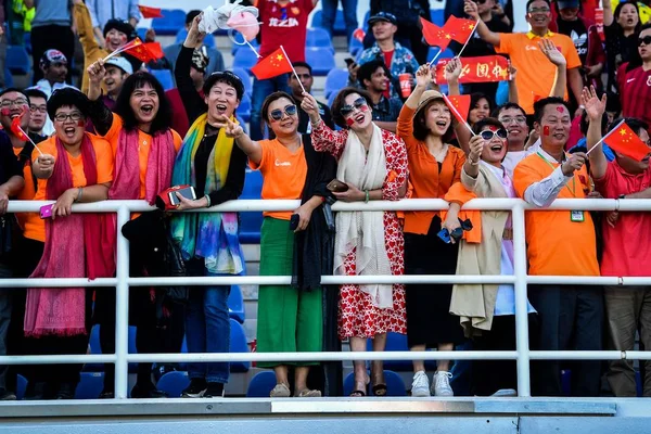 Fãs Futebol Chinês Levantam Bandeiras Nacionais Chinesas Para Mostrar Apoio — Fotografia de Stock