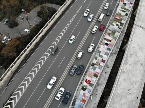 Autos Passieren Eine Neu Errichtete Rampe Mit Steppdecken Auf Einer — Stockfoto