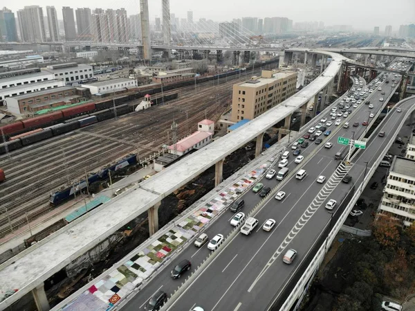 Carros Passam Por Uma Rampa Recém Construída Coberta Com Colchas — Fotografia de Stock