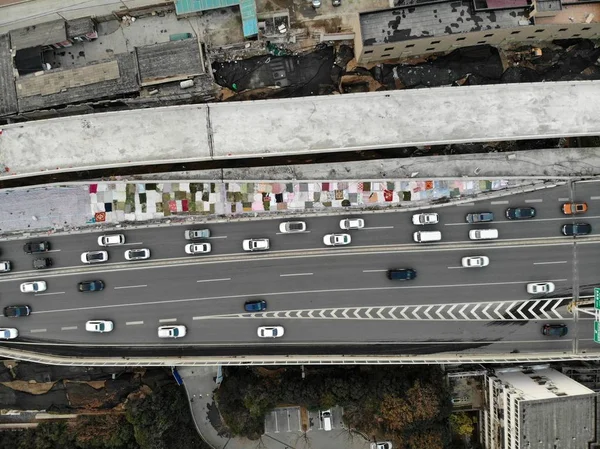 Samochody Przechodzą Przez Nowo Zbudowane Rampy Pokryte Kołdry Podwyższonych Autostrad — Zdjęcie stockowe